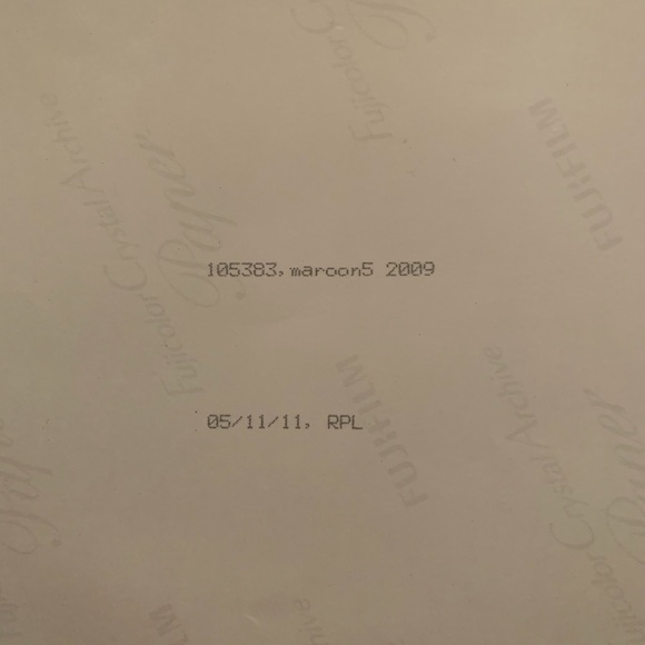 Autographed Maroon 5 photo - Picture 3 of 3